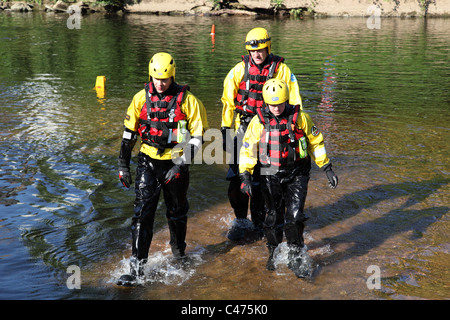 Un team di RSPCA ispezionando il fiume Eden a Appleby Horse Fair, Appleby-In-Westmorland, Cumbria, England, Regno Unito Foto Stock