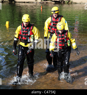 Un team di RSPCA ispezionando il fiume Eden a Appleby Horse Fair, Appleby-In-Westmorland, Cumbria, England, Regno Unito Foto Stock