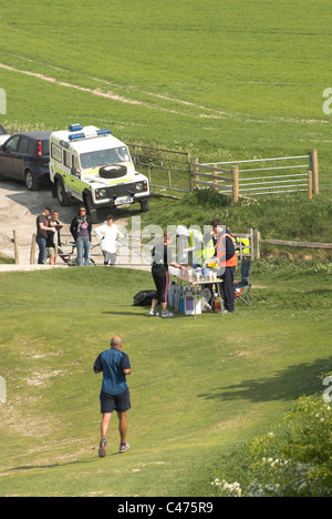 Guide di scorrimento per la testa e arrestarsi in corrispondenza di una stazione di bevande su tre forti sfida nel West Sussex. Foto Stock