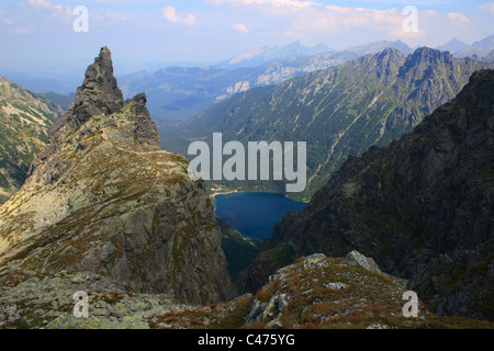 Mnich (vertice) e Morskie Oko (lago) nelle montagne Tatra, Polonia Foto Stock