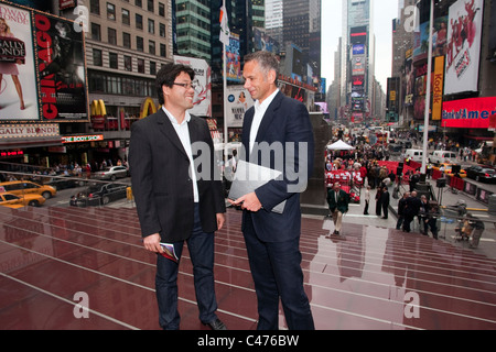 Architetti australiano Tai Ropiha (sinistra) e John Choi progettato il biglietto TKTS Times Square Ticket boot con scale di colore rosso Foto Stock