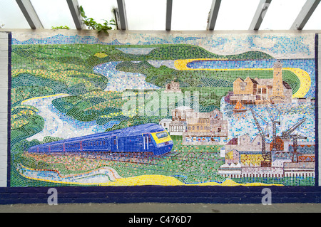 Un variegato mosaico murale dotata di un primo grande Western di un treno ad alta velocità che arrivano a Falmouth, decora Falmoth stazione, Foto Stock