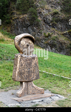 Statue internazionale nell'illustrazione Jordino famiglia presenta in un campo a Llorts Ruta del Ferro Andorra Foto Stock