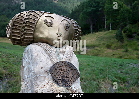 Statue internazionale nell'illustrazione Jordino famiglia presenta in un campo a Llorts Ruta del Ferro Andorra Foto Stock