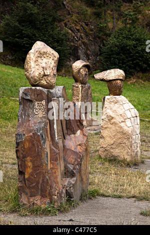 Statue internazionale nell'illustrazione Jordino famiglia presenta in un campo a Llorts Ruta del Ferro Andorra Foto Stock