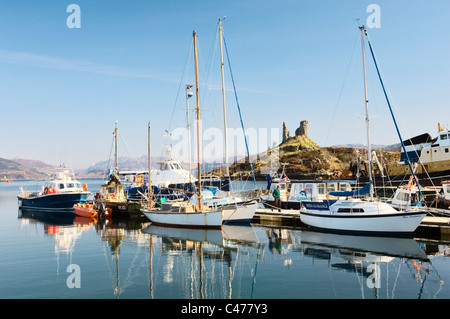 Isola di Skye, Ebridi Interne, Scotland, Regno Unito. Calotta del castello e del porto di Kyleakin guardando ad est sul Loch Alsh vicino a Skye Bridge Foto Stock