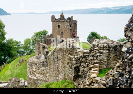 Castello Urquhart rovine su Loch Ness vicino a Drumnadrochit. Regione delle Highlands della Scozia, Regno Unito. Punto di avvistamento per il mostro di Loch Ness Foto Stock