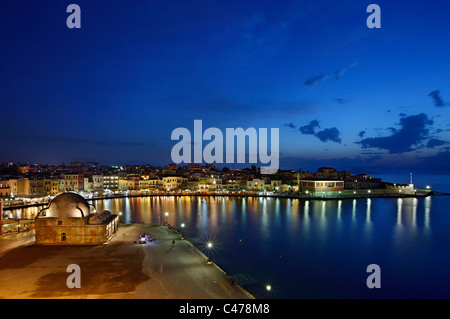 Il vecchio porto veneziano della cittadina di Chania nel 'blu' ora, Creta, Grecia. Foto Stock