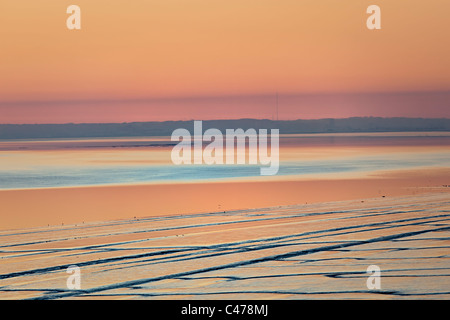 Tramonto sulla spiaggia e velme a Goldcliff vicino a Newport Gwent Wales UK Foto Stock