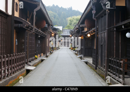 Storico-Sanmachi suji distretto di Takayama e nelle prime ore del mattino, prima della data di arrivo dei turisti, in Gifu, Honshu, Giappone, Asia. Foto Stock