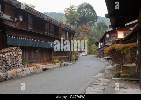 Strada principale e i colori autunnali in conserve post città di Tsumago, Nakasendo, Kiso Valley, Nagano, Giappone. Foto Stock
