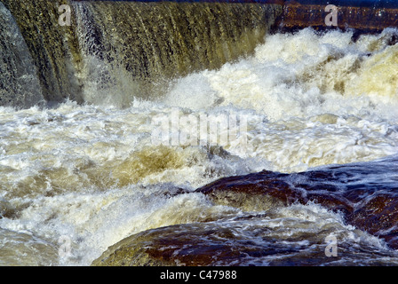 Close up di tumultuosa white water rapids cascading su roccia. Foto Stock