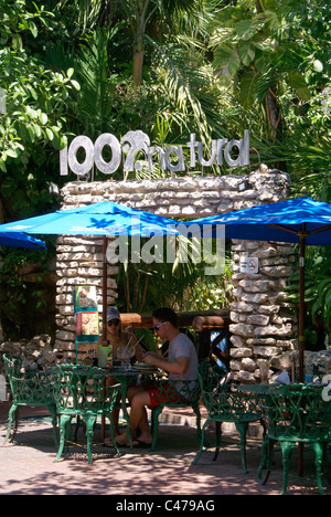 Turista giovane in uno cento per cento ristorante naturale sulla Fifth Avenue o Quinta Avenida, Playa del Carmen e Riviera Maya, Quintana Roo, Messico Foto Stock