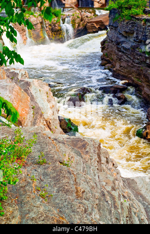 Una violenta, zampillante rapids tagliare attraverso una formazione geologica nota come "hog's back' Foto Stock