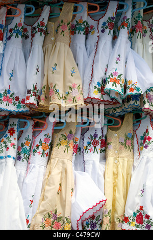 Bianco ricamato per bambini per abiti in vendita in Playa del Carmen e Riviera Maya, Quintana Roo, Messico Foto Stock