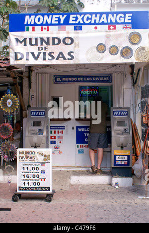 Giovane maschio tourist lo scambio di denaro in uno stand in Playa del Carmen e Riviera Maya, Quintana Roo, Messico Foto Stock