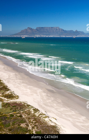 Vista aerea lungo la linea costiera di Blaauwberg riserva naturale sulla costa ovest appena a nord di Città del Capo in Sud Africa. Foto Stock