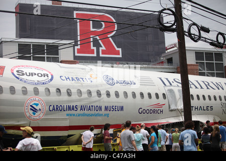 Rimane U S Airways Airbus volo 1549 sbarcati sul fiume Hudson Gennaio 2009 di essere trasportati a Carolina Aviation Museum N.C Foto Stock