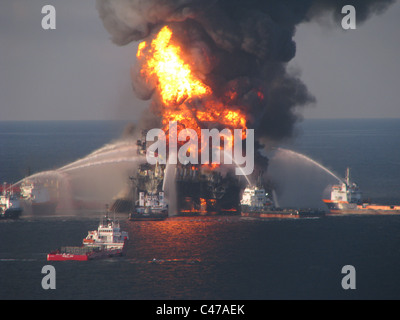 Fire Barche battaglia un esplosione a off shore oil rig Deepwater Horizon Foto Stock