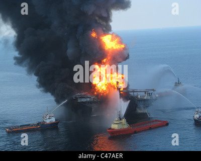 Fire Barche battaglia un esplosione a off shore oil rig Deepwater Horizon Foto Stock