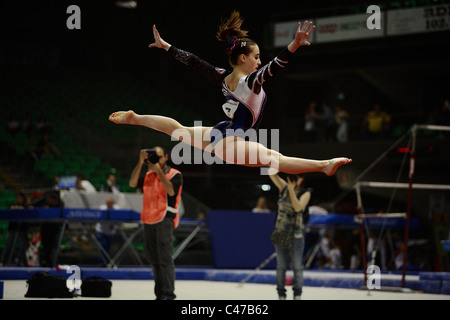 Ginnastica concorrenza: Carlotta Ferlito eseguendo il suo piano di routine in un artistico zampe divaricate jump Foto Stock