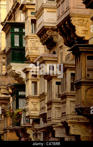 Tipici balconi in san Paolo Street di La Valletta isola di Malta Foto Stock