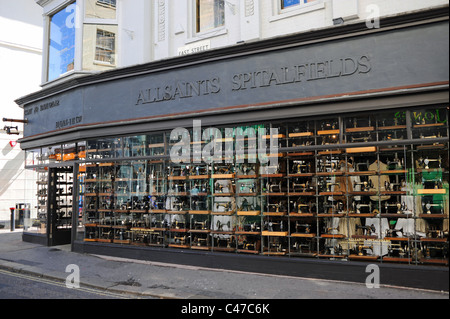 AllSaints Spitafields negozio di abbigliamento boutique in East Street Brighton Regno Unito con vecchie macchine da cucire in vetrina Brighton shopping Foto Stock