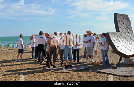 Mens stag party raccogliere sul lungomare di Brighton e Spiaggia per godervi un drink al sole estivo SUSSEX REGNO UNITO Foto Stock