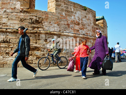 Colorata scena di strada a Essaouira, Marocco Foto Stock