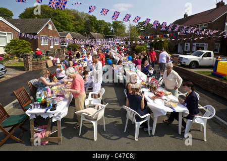 Royal Wedding street party. Heyes Avenue Rainford Merseyside England 29 Aprile 2011 Foto Stock