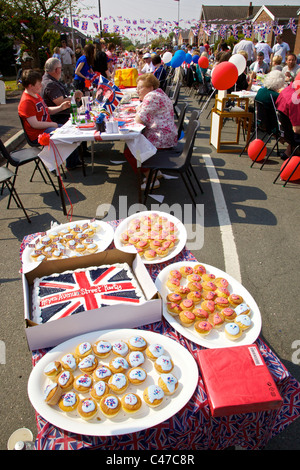 Royal Wedding street party. Heyes Avenue Rainford Merseyside England 29 Aprile 2011 Foto Stock