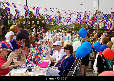 Royal Wedding street party. Heyes Avenue Rainford Merseyside England 29 Aprile 2011 Foto Stock