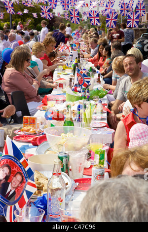 Royal Wedding street party. Heyes Avenue Rainford Merseyside England 29 Aprile 2011 Foto Stock