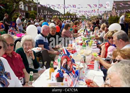 Royal Wedding street party. Heyes Avenue Rainford Merseyside England 29 Aprile 2011 Foto Stock