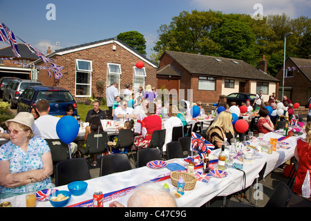 Royal Wedding street party. Heyes Avenue Rainford Merseyside England 29 Aprile 2011 Foto Stock