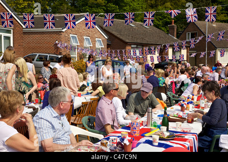 Royal Wedding street party. Heyes Avenue Rainford Merseyside England 29 Aprile 2011 Foto Stock