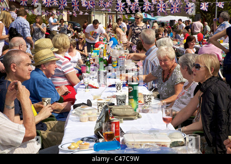 Royal Wedding street party. Heyes Avenue Rainford Merseyside England 29 Aprile 2011 Foto Stock