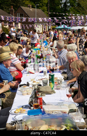 Royal Wedding street party. Heyes Avenue Rainford Merseyside England 29 Aprile 2011 Foto Stock