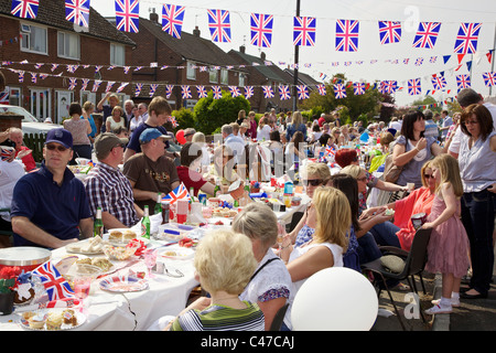 Royal Wedding street party. Heyes Avenue Rainford Merseyside England 29 Aprile 2011 Foto Stock