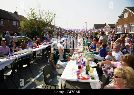 Royal Wedding street party. Heyes Avenue Rainford Merseyside England 29 Aprile 2011 Foto Stock