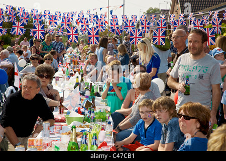 Royal Wedding street party. Heyes Avenue Rainford Merseyside England 29 Aprile 2011 Foto Stock