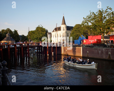 Barca con partying gli studenti di sesso maschile nel porto di Breda a Breda Jazz Festival, Paesi Bassi Foto Stock