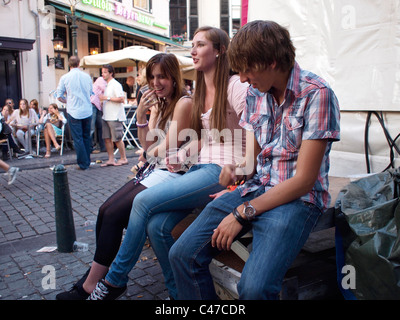 I giovani in chat e di bere in strada a Breda Jazz Festival nei Paesi Bassi Foto Stock