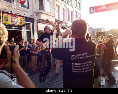 Brassband in strada a Breda jazz festival con uomo saltando i Paesi Bassi Foto Stock