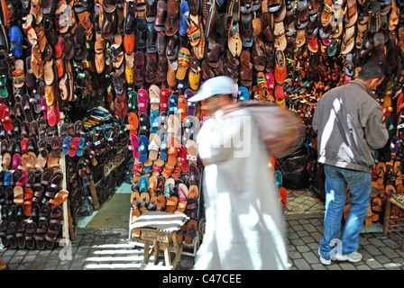 Scarpe per la vendita in un souk di Marrakech, Marocco Foto Stock