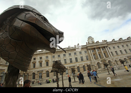 Artista cinese Ai Weiwei di lavoro sul display in un cortile storico di Somerset House, Londra. Foto Stock