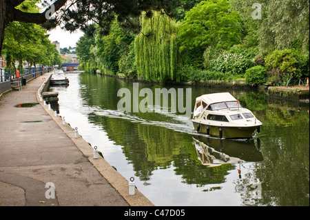 Piccolo motoscafo che naviga lungo il fiume Wensum vicino a Norwich Riverside, Norfolk, Inghilterra. Foto Stock