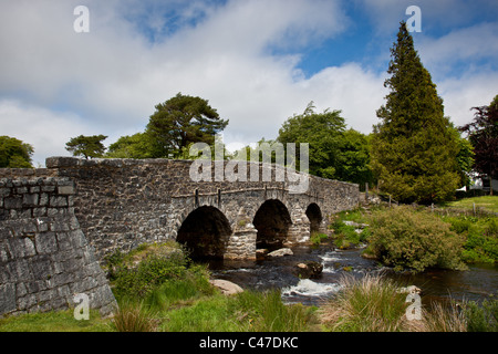 Triple-arch ponte stradale tra Est Dart River a Postbridge, Parco Nazionale di Dartmoor, Devon Foto Stock