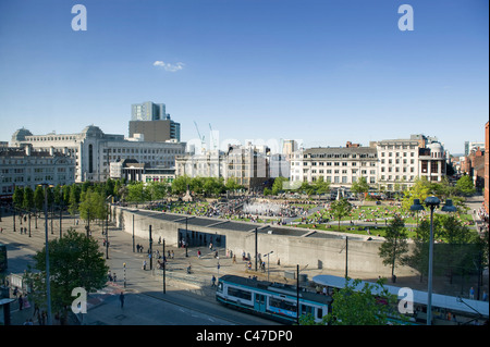 Una vista in elevazione di Piccadilly Gardens, Manchester, in una giornata di sole. Foto Stock