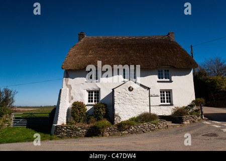 Un tradizionale cottage con il tetto di paglia sulla penisola di Roseland in Cornovaglia, Sud Ovest, England, Regno Unito Foto Stock